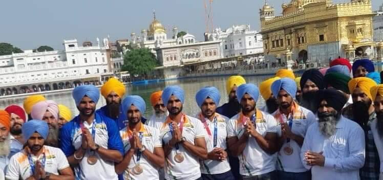 Indian Hockey Team, Hockey players arrive in Punjab with warm welcome Indian Hockey Team: ਪੰਜਾਬ ਪਹੁੰਚੇ ਹਾਕੀ ਖਿਡਾਰੀਆਂ ਦਾ ਢੋਲ-ਢਮੱਕੇ ਨਾਲ ਨਿੱਘਾ ਸਵਾਗਤ, ਖਿਡਾਰੀ ਸ੍ਰੀ ਹਰਿਮੰਦਰ ਸਾਹਿਬ ਹੋਏ ਨਤਮਸਤਕ