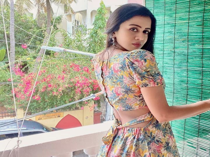 எது வேணும் நாளும் எல்லைகள் மீறுச்சி யார் சொன்ன போதும் ஆட்டங்கள் ஆடுச்சி