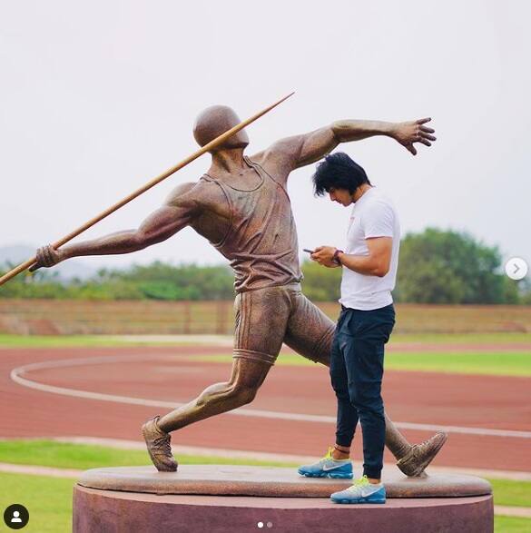 টোকিও অলিম্পিক্সে জ্যাভলিন থ্রো-তে সোনা জয়ের পরে  আলোচনার শীর্ষে নীরজ চোপড়া।