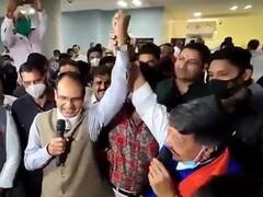 कैलाश विजयवर्गीय की भुट्टा पार्टी में जब सीएम शिवराज ने मिलकर गाया गाना- ये दोस्ती हम नहीं तोड़ेंगे, देखें- Video