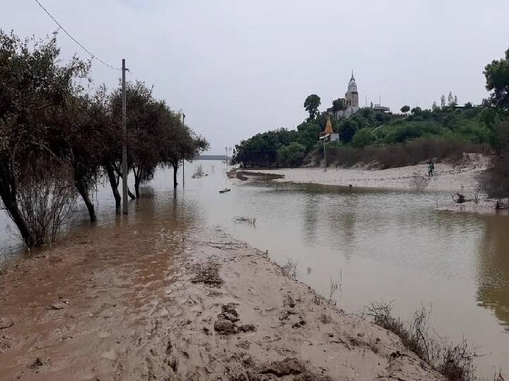 Etawah: Drinking water not available in Chambal and Yamuna rivers, people are in panic ann चंबल और यमुना नदी का पानी घटने के बाद नहीं मिल रहा है पीने का पानी, दहशत में हैं लोग