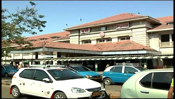 Pune Local : पुणेकरांसाठी खुशखबर; मुंबईतील लोकल रेल्वेचे नियम पुणे लोकललाही लागू होणार ABP Majha