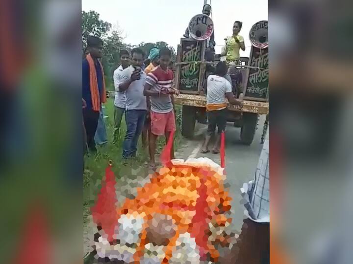 funeral procession with orchestra in Gopalganj and Chapra video viral on social media ann गोपालगंज और छपरा में ऑर्केस्ट्रा के साथ निकली शव यात्रा, सोशल मीडिया पर वायरल होते ही आने लगे कमेंट