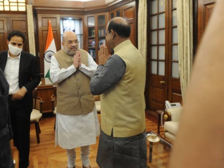 लोकसभा स्पीकर ओम बिरला और केंद्रीय गृहमंत्री अमित शाह ने एक दूसरे का हाथ जोड़कर अभिवावद किया.