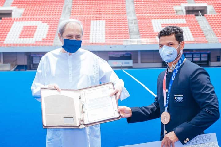 ओलंपिक खेलने गईं ओड़िशा की हॉकी खिलाड़ियों को भी नवीन पटनायक सरकार ने सम्मानित किया. सबको पचास पचास लाख रूपये का ईनाम दिया गया. सीएम नवीन पटनायक ने महिला खिलाड़ियों के जुझारू प्रदर्शन की जम कर तारीफ़ की.