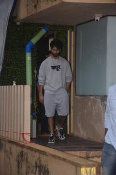 Mira Rajput के साथ मुंबई की सड़कों पर 'कपूर' की टी-शर्ट पहने नजर आए शाहिद कपूर, तस्वीरें हुई वायरल