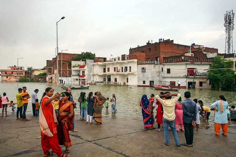 Prayagraj Flood Update Ganga-Yamuna Above Danger Mark Roads Leading To Sangam Submerged, Thousands Rendered Homeless RTS Prayagraj Flood Update: Ganga-Yamuna Above Danger Mark, Thousands Rendered Homeless