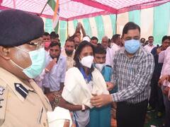 गांव पहुंचने पर हॉकी खिलाड़ी वंदना कटारिया का हुआ जोरदार स्वागत, मां से मिलकर हुईं भावुक