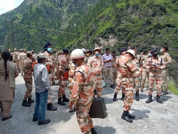 किन्नौर के उपायुक्त ने बताया कि सेना, राष्ट्रीय आपदा मोचन बल और स्थानीय बचाव दलों को बचाव कार्य के लिए बुलाया गया. सादिक ने बताया कि पत्थर अब भी गिर रहे हैं जिससे बचाव अभियान में कठिनाई आ रही है.