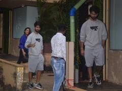 Mira Rajput के साथ मुंबई की सड़कों पर 'कपूर' की टी-शर्ट पहने नजर आए शाहिद कपूर, तस्वीरें हुई वायरल