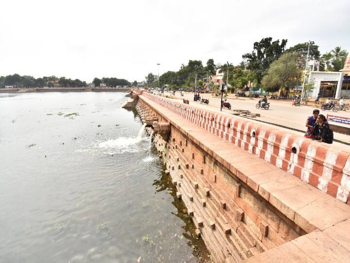 மதுரை தெப்பக்குளம் பகுதியில் நீர் நிரையும் காட்சி.