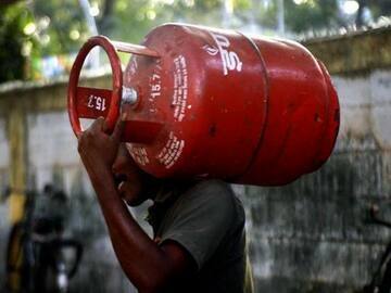 এবার গ্যাস বুকিংও অনেক সহজ হতে চলেছে। 7588888824- এই নম্বরে হোয়াটসঅ্যাপের মাধ্যমে বুক করতে পারবেন গ্যাস।