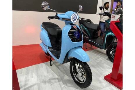 ਇੰਨੀ ਹੋਵੇਗੀ ਰੇਂਜ: ਕੰਪਨੀ ਵੱਲੋਂ ਸ਼ੇਅਰ ਕੀਤੇ ਗਏ ਇੱਕ ਅਧਿਕਾਰਤ ਵੀਡੀਓ ਵਿੱਚ ਵਿਖਾਇਆ ਗਿਆ ਹੈ ਕਿ ਇਹ ਇਲੈਕਟ੍ਰਿਕ ਸਕੂਟਰ ਉਤਪਾਦਨ ਲਈ ਤਿਆਰ ਹੈ ਅਤੇ ਇਸ ਸਾਲ ਦੇ ਅੰਤ ਜਾਂ 2022 ਦੇ ਅਰੰਭ ਵਿੱਚ ਭਾਰਤ ਵਿੱਚ ਵਿਕਰੀ ਲਈ ਉਪਲਬਧ ਹੋਵੇਗਾ। ਉਮੀਦ ਕੀਤੀ ਜਾ ਰਹੀ ਹੈ ਕਿ ਇਹ ਸਕੂਟਰ 80 ਕਿਲੋਮੀਟਰ ਪ੍ਰਤੀ ਘੰਟਾ ਤੋਂ ਜ਼ਿਆਦਾ ਦੀ ਸਪੀਡ ਦੇਵੇਗਾ। ਇਹ ਇੱਕ ਵਾਰ ਚਾਰਜ ਕਰਨ 'ਤੇ 100 ਕਿਲੋਮੀਟਰ ਤੱਕ ਦੀ ਰੇਂਜ ਰਹੇਗੀ।