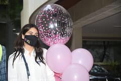 बर्थडे पर पापा Saif Ali Khan से मिलने पहुंचीं Sara Ali Khan ने इंतजार कर रहे पैपराज़ी को नहीं किया निराश, काटा केक, सामने आई तस्वीरें