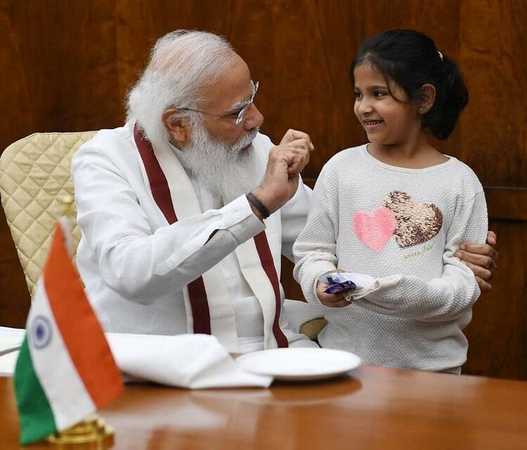 சிறுமி மெயிலுக்கு பிரதமர் இப்படி ஒரு பதில் கொடுத்தாரா? வைரல் புகைப்படத்தின் பின்னணி என்ன? Maharashtra leader Radhakrishna Vikhe Patil’s 10-year-old granddaughter meets PM Modi சிறுமி மெயிலுக்கு பிரதமர் இப்படி ஒரு பதில் கொடுத்தாரா? வைரல் புகைப்படத்தின் பின்னணி என்ன?