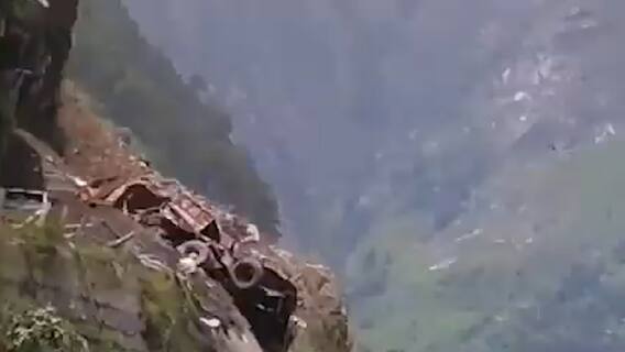 Kinnaur Landslide: Rescue operation becomes difficult amid falling of stones | Namaste Bharat (12 Aug 2021)