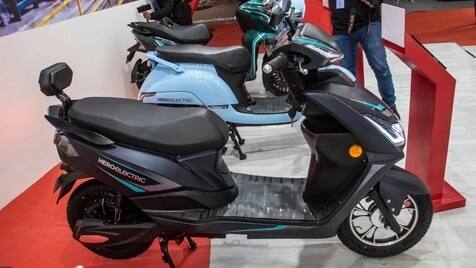 ਇਨ੍ਹਾਂ ਨਾਲ ਹੋਵੇਗਾ ਮੁਕਾਬਲਾ: ਹੀਰੋ ਮੋਟੋਕਾਰਪ (Hero MotoCorp) ਦਾ ਇਹ ਆਉਣ ਵਾਲਾ ਇਲੈਕਟ੍ਰਿਕ ਸਕੂਟਰ ਭਾਰਤ ਵਿੱਚ ਬਜਾਜ ਚੇਤਕ ਇਲੈਕਟ੍ਰਿਕ ਸਕੂਟਰ, ਓਲਾ ਇਲੈਕਟ੍ਰਿਕ ਦੋਪਹੀਆ ਵਾਹਨ, ਏਥਰ 450X ਤੇ ਟੀਵੀਐਸ ਆਈਕਯੂਬ ਨਾਲ ਮੁਕਾਬਲਾ ਕਰੇਗਾ। ਇਨ੍ਹਾਂ ਵਿੱਚੋਂ ਓਲਾ ਸਭ ਤੋਂ ਮਹੱਤਵਪੂਰਨ ਹੈ ਕਿਉਂਕਿ ਓਲਾ ਇਲੈਕਟ੍ਰਿਕ ਸਕੂਟਰ ਨੂੰ ਭਾਰਤ ਵਿੱਚ ਲਾਂਚ ਹੋਣ ਤੋਂ ਪਹਿਲਾਂ ਹੀ ਬਹੁਤ ਵਧੀਆ ਹੁੰਗਾਰਾ ਮਿਲਿਆ ਹੈ।