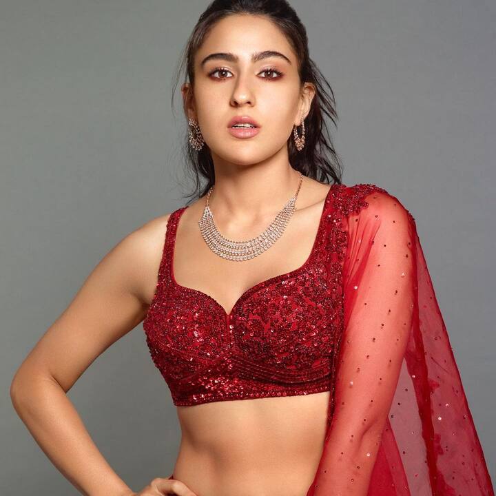 (Courtesy : Instagram) ట్రెడిషనల్ డ్రెస్సుల్లో, ట్రెండీ కాస్ట్యూమ్స్ లో సారా ఎంతో అందంగా కనిపిస్తుంది. 