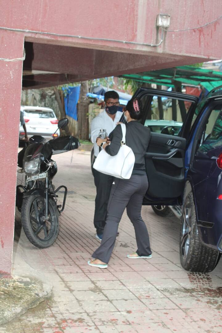 काजोल आज अपने साथ बेटी नायसा को लेकर पिलाटे करने पहुंचीं.