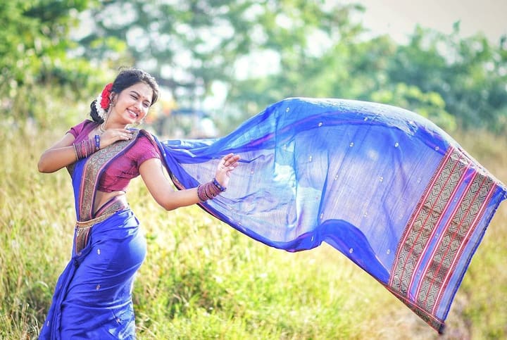 तिनं सध्या मराठमोळ्या रुपातील निळ्या रंगाच्या साडीतील फोटो शेअर केला आहे. त्यावर चाहत्यांच्या अनेक कमेंट्स येत आहेत. (photo courtesy: @meerajoshi_ instagram)