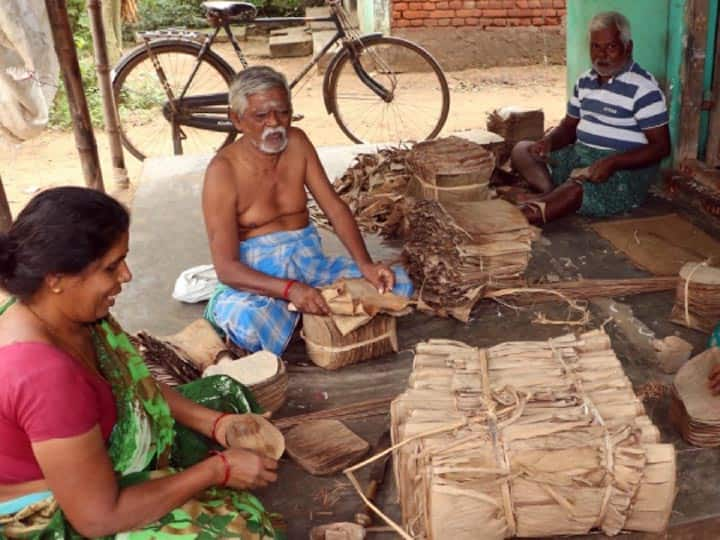 Banana leaf tonnage makers losing livelihood in Tanjore வாழ்வாதாரத்தை  இழக்கும் வாழை இலை தொன்னை தயாரிப்பாளர்கள்- அரசு உதவி செய்ய கோரிக்கை