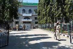 சசிகலாவுக்கு உதவிய சிறை அதிகாரி வீட்டில் போலீஸ் திடீர் ரெய்டு!