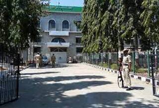 Raid at Jail Superintendent Krishnakumar home who was said helped Sasikala சசிகலாவுக்கு உதவிய சிறை அதிகாரி வீட்டில் போலீஸ் திடீர் ரெய்டு!