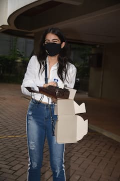 PICS: Sara Ali Khan Celebrates Her Birthday With Paparazzi Outside Saif-Kareena's House