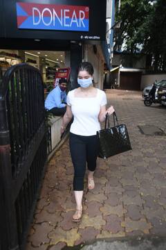 Spotted: मुंबई की सड़कों पर अकेले घूमते दिखीं सचिन तेंदुलकर की इकलौती बेटी सारा, देखिए खूबसूरत अंदाज