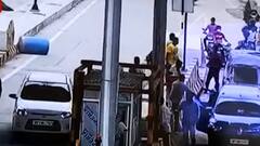 UP: मामूली विवाद में टोल टैक्स कर्मचारियों ने कार चालक को पीटा | ABP Ganga