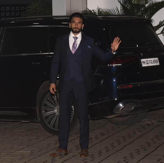 ब्लैक सूट, फॉर्मल शूज़....क्या ये वाकई रनवीर सिंह हैं? हैं तो सही लेकिन भई.. हमें तो अपनी आंखों पर यकीन नहीं हो रहा. भला ये रनवीर सिंह कैसे हो सकते हैं. फैंस भी अब आंखे मल मल कर देख रहे हैं.