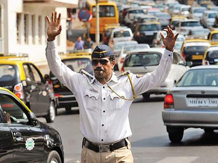 Major changes in traffic in Mumbai to avoid traffic jams by Traffic Police New Year 2024 Mumbai Police Know All Updates Mumbai Traffic Updates: नववर्षाच्या पूर्वसंध्येला वाहतूक कोंडी, गर्दी टाळण्यासाठी मुंबईत वाहतुकीत मोठे बदल; कुठे पार्किंग झोन, तर काही मार्ग बंद