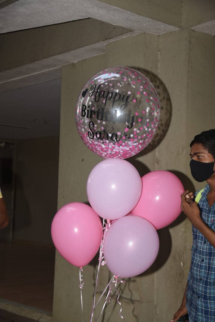 आपको बता दें कि सारा अली खान के बर्थडे का जश्न रात को ही शुरू हो गया था.सारा के घर पर उनके परिवार ने उनके लिए खास पार्टी का इंतजाम किया था.