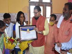 Uttarakhand News: वंदना कटारिया के घर पहुंचे सीएम धामी, 25 लाख रुपये की प्रोत्साहन राशि दी