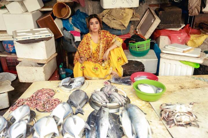 इन फोटोज़ में टीना ने पीले रंग का सलवार सूट पहना है जिसके साथ प्रिंटेड दुप्पटा डाला हुआ है. टीना का ये लुक किसी मछली बेचने वाली जैसा लग रहा है. उनके सामने काफी सारी मछलियां रखीं हुईं है.