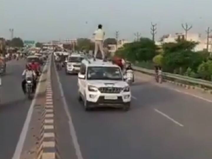 bjp mla nand kishor gurjar convoy violated traffic rules in ghaziabad uttar pradesh ann  VIDEO में देखें कैसे बीजेपी विधायक नंद किशोर गुर्जर के काफिले ने उड़ाई ट्रैफिक नियमों की धज्जियां