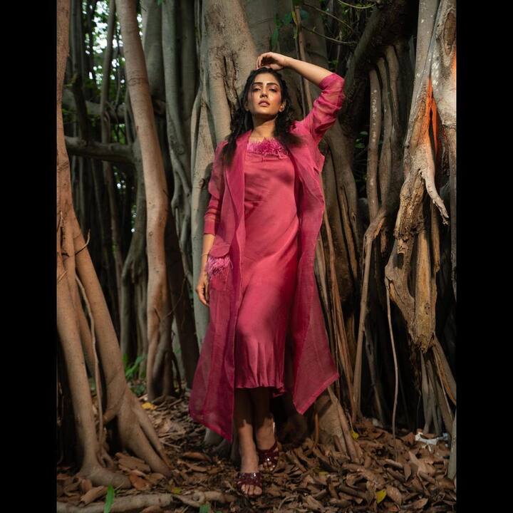 (Courtesy : Instagram) ఈ ఫోటోలు చూసిన నెటిజన్లు రకరకాల కామెంట్స్ చేస్తున్నారు.