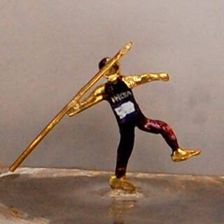 480 மில்லி கிராமில் ஈட்டி எறியும் தங்கசிலை- நீரஜ் சோப்ராவுக்கு மரியாதை செய்யும்  நகை கலைஞர்...!