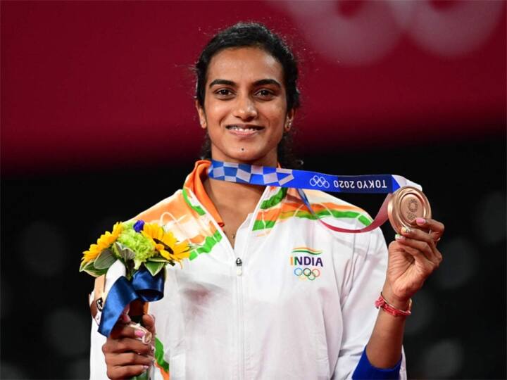 Tokyo olympic Bronze medalist PV Sindhu gets lots of cash rewards நீரஜ் சோப்ராவைத் தொடர்ந்து அன்புப்பரிசுகளின் மழையில் நனையும் பி.வி.சிந்து !