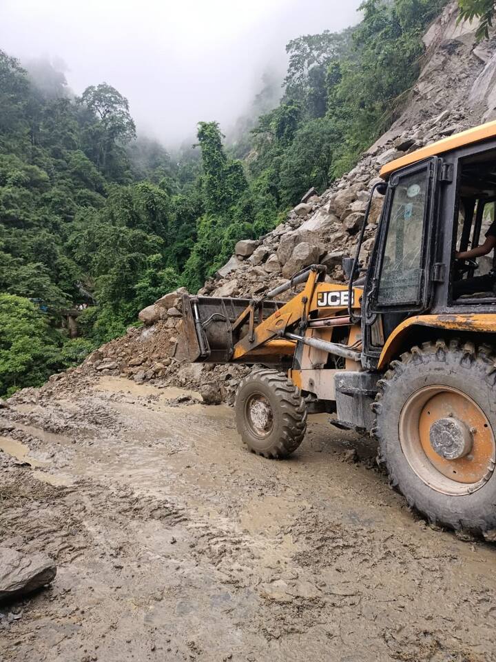 দার্জিলিং, কালিম্পং, আলিপুরদুয়ার, কোচবিহার ও জলপাইগুড়ি, উত্তরবঙ্গের এই পাঁচ জেলায় আজ হলুদ সতর্কতা ও শুক্র ও শনিবার কমলা সতর্কতা জারি করেছে আবহাওয়া দফতর।