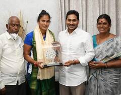 हॉकी खिलाड़ी रजनी से मिले आंध्र के सीएम जगनमोहन रेड्डी, 25 लाख रुपए समेत कई सौगातें दी