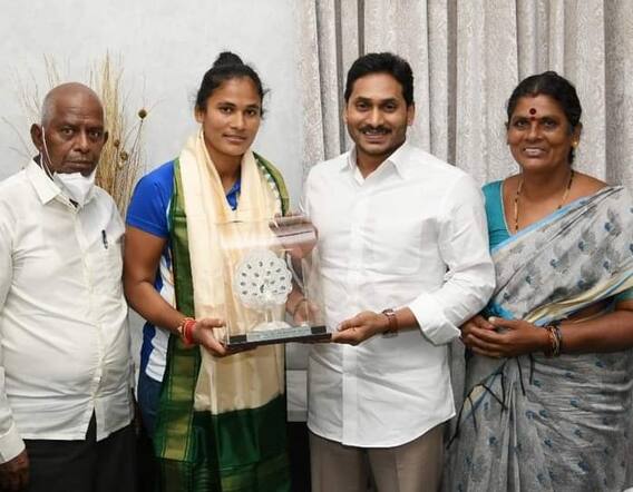 हॉकी खिलाड़ी रजनी से मिले आंध्र के सीएम जगनमोहन रेड्डी, 25 लाख रुपए समेत कई सौगातें दी हॉकी खिलाड़ी रजनी से मिले आंध्र के सीएम जगनमोहन रेड्डी, 25 लाख रुपए समेत कई सौगातें दी