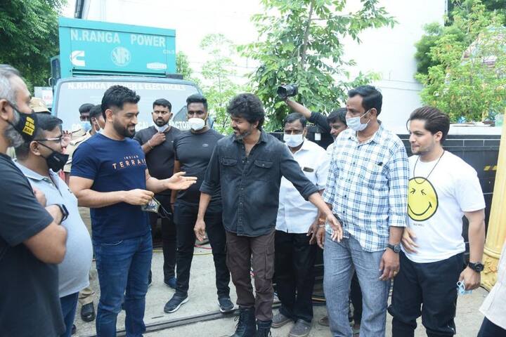 टीम इंडियाचा माजी कर्णधार महेंद्रसिंह धोनी आणि दाक्षिणात्य सुपरस्टार विजय थालापथी यांच्या भेटीचे फोटो सध्या सोशल मीडियावर तुफान व्हायरस होत आहेत. दोन सुपरस्टार्स एका फ्रेममध्ये पाहून त्यांचे चाहते सुखावले आहेत.