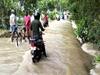 Bihar Flood: कर्मनाशा नदी ने लिया रौद्र रूप, सड़क पर बह रहा तीन फीट पानी, बिहार-यूपी का टूटा संपर्क