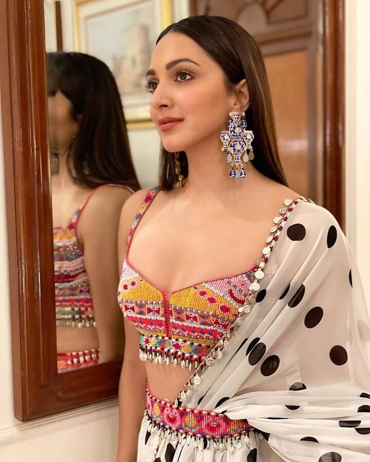कियारा ने एक व्हाइट एंड ब्लैक पोल्का डोटेड साड़ी चुनी जिसे उन्होंने कलरफुल ब्लाउज और बेल्ट के साथ पहना था. खूबसूरत इयररिंग्स और पोकर स्ट्रेट बालों के साथ एक्ट्रेस ने अपने लुक को पूरा किया था. कियारा इस लुक में अपनी अदाओं से अपने फैंस को घायल करने में पूरी तरह से कामयाब रहीं.