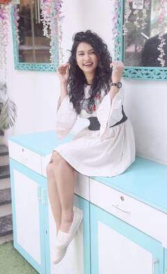 Meera Joshi : 'माझा पदर वाऱ्यावर,तुझी नजर माझ्यावर', मीरा जोशीचा मराठमोळा दिलखेचक अंदाज