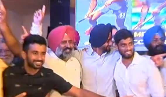 ਮੌਜੂਦਾ ਤੇ ਸਾਬਕਾ ਹੌਕੀ ਕਪਤਾਨ ਨੇ ਜਿੱਤ ਦੀ ਖੁਸ਼ੀ 'ਚ ਪਾਇਆ ਭੰਗੜਾ