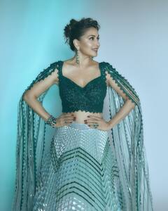 Madhuri Dixit Photos : యాభై ఏళ్ల వయసులోనూ.. కుర్రకారుని హీటెక్కించే అందం..