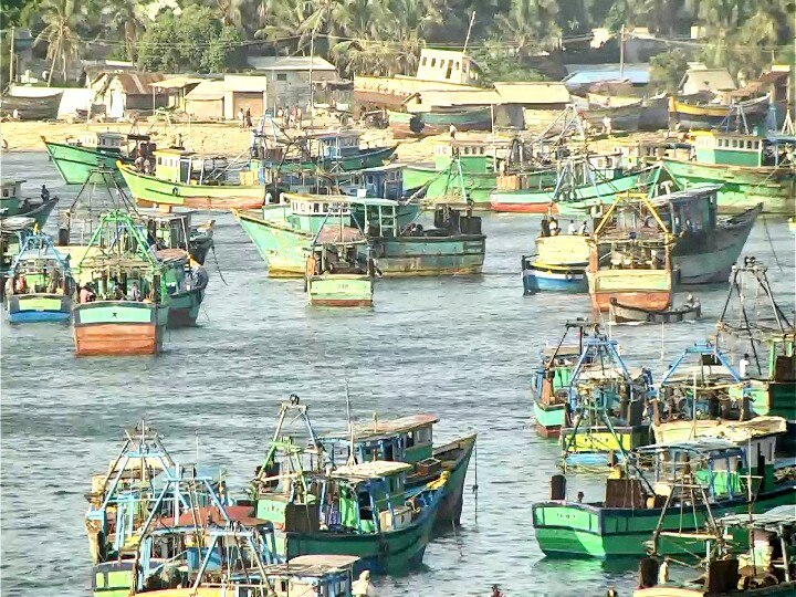 இலங்கை கடற்படையின் இன்றைய தாக்குதலில் இந்திய மீனவரின் மண்டை உடைப்பு...!