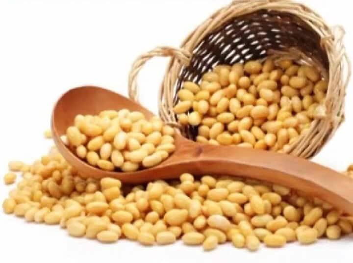 Soybean prices fell due to a rumor; Big financial blow to farmers एका अफवेमुळे सोयाबीनचा भाव पडला; शेतकऱ्यांना मोठा आर्थिक फटका